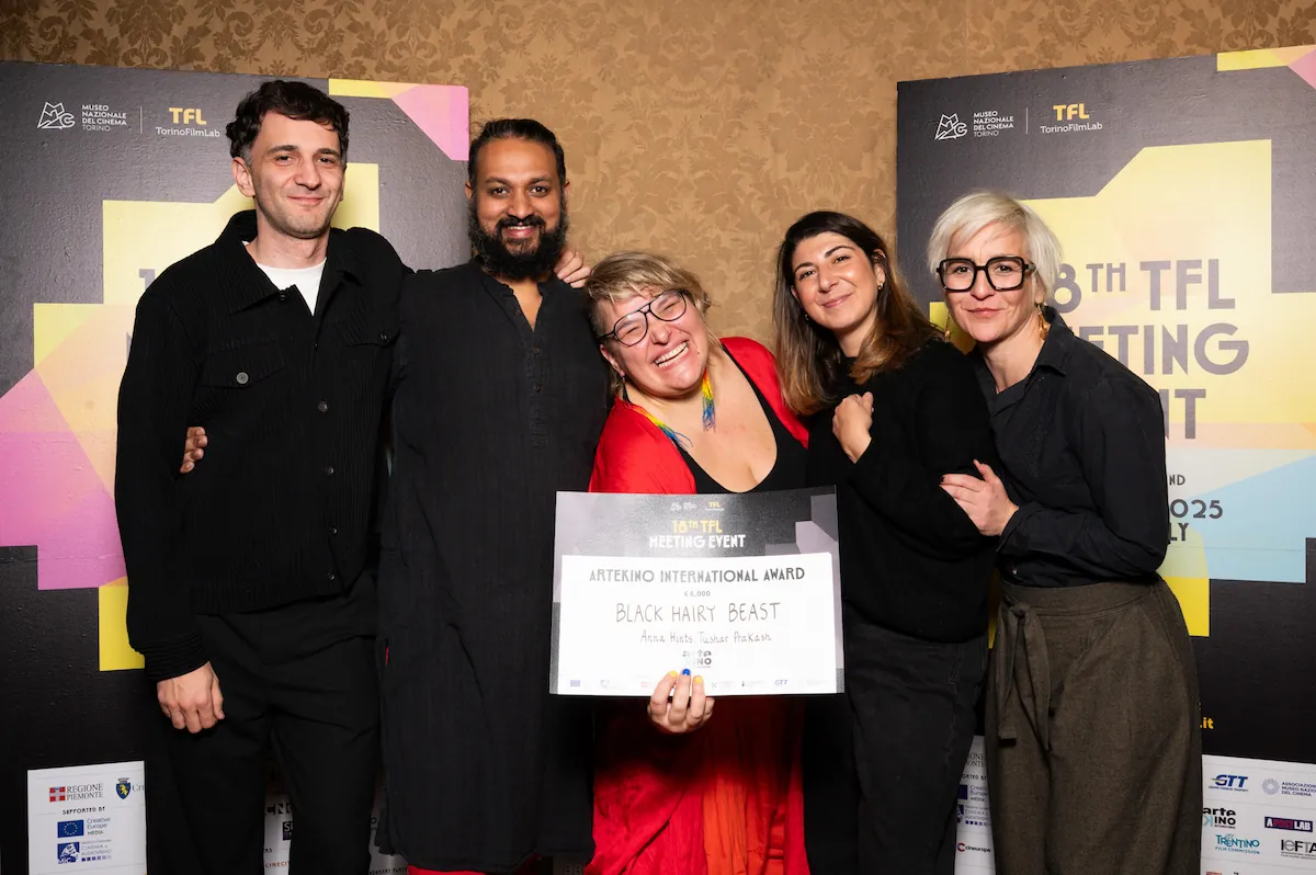 Anna Hintsi täispikk mängufilm „Must karvane elukas“ pälvis Torinos ArteKino auhinna ning mainekas filmiarendusprogramm jõuab 2026. aastal Tartusse