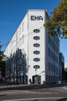 Pühapäeval, 14. detsembril toimub armastatud EKA jõuluturg, kus on tänavu oodata väga mitmekülgset disaini- ja kunstivalikut. Esimest korda peetakse turgu kahes eraldi EKA hoones.