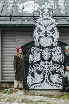 Voronja galerii fassaadil saab näha Ukraina kunstniku Viktoria Berezina loodud jõulukuuske „Elupuu“