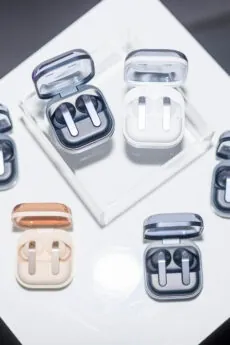 Samsung toob turule uued kõrgkvaliteedilise heli ja täiustatud ergonoomikaga Galaxy Buds4 kõrvaklappide seeria