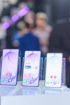 Samsung toob turule uued kõrgkvaliteedilise heli ja täiustatud ergonoomikaga Galaxy Buds4 kõrvaklappide seeria